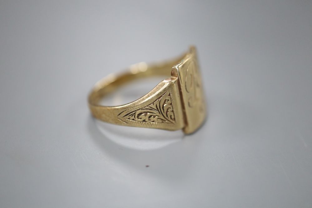 A 9ct yellow gold signet ring, the rectangular matrix initialled RJ, size S, 4.9 grams.